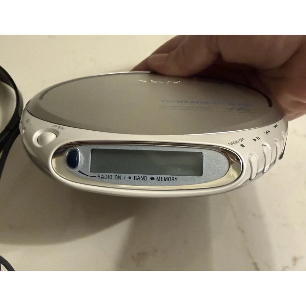 Sony D-FJ210 Portable CD Walkman Radio Silver Player TESTED w/ Remote & Case